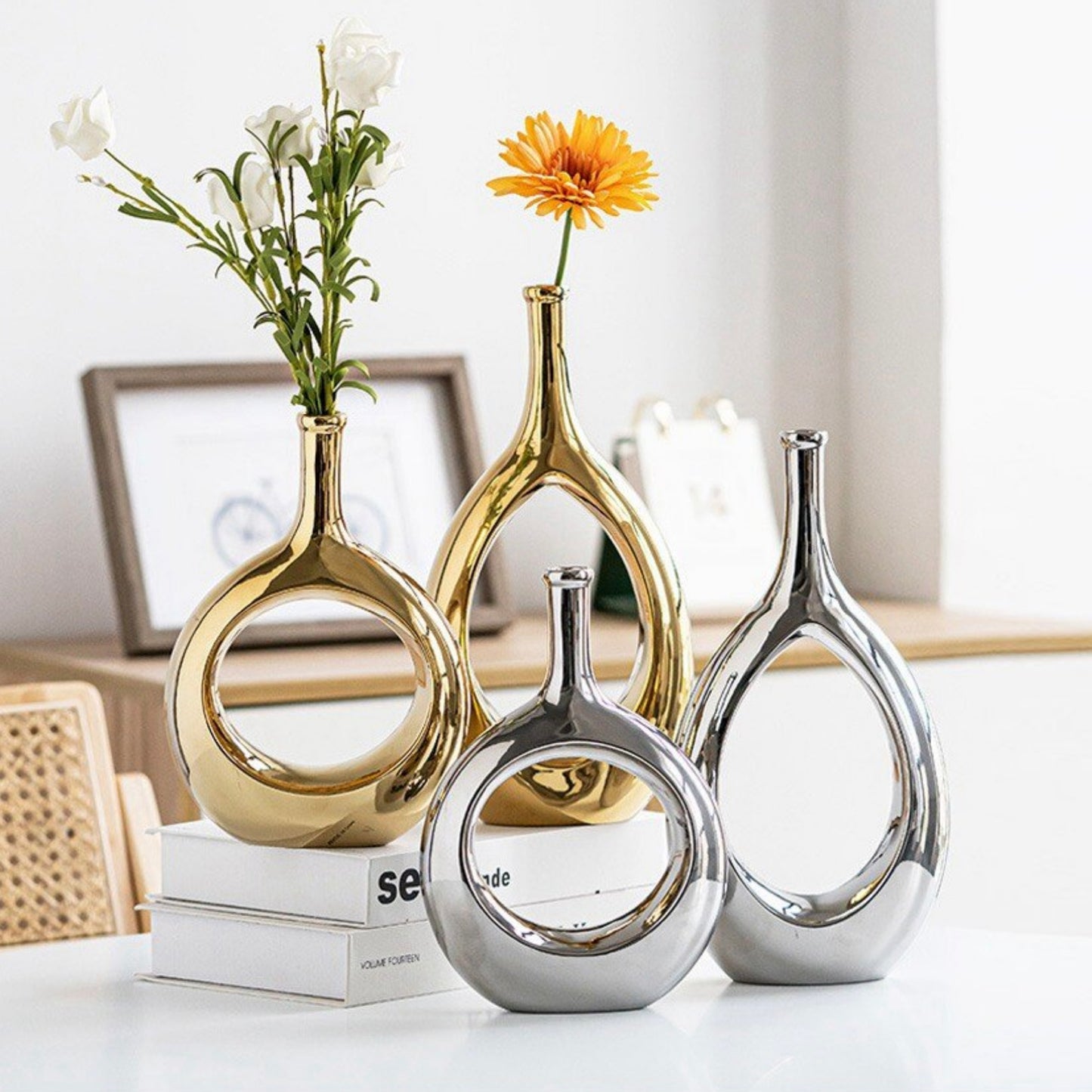 Vases métalliques dorés et argentés