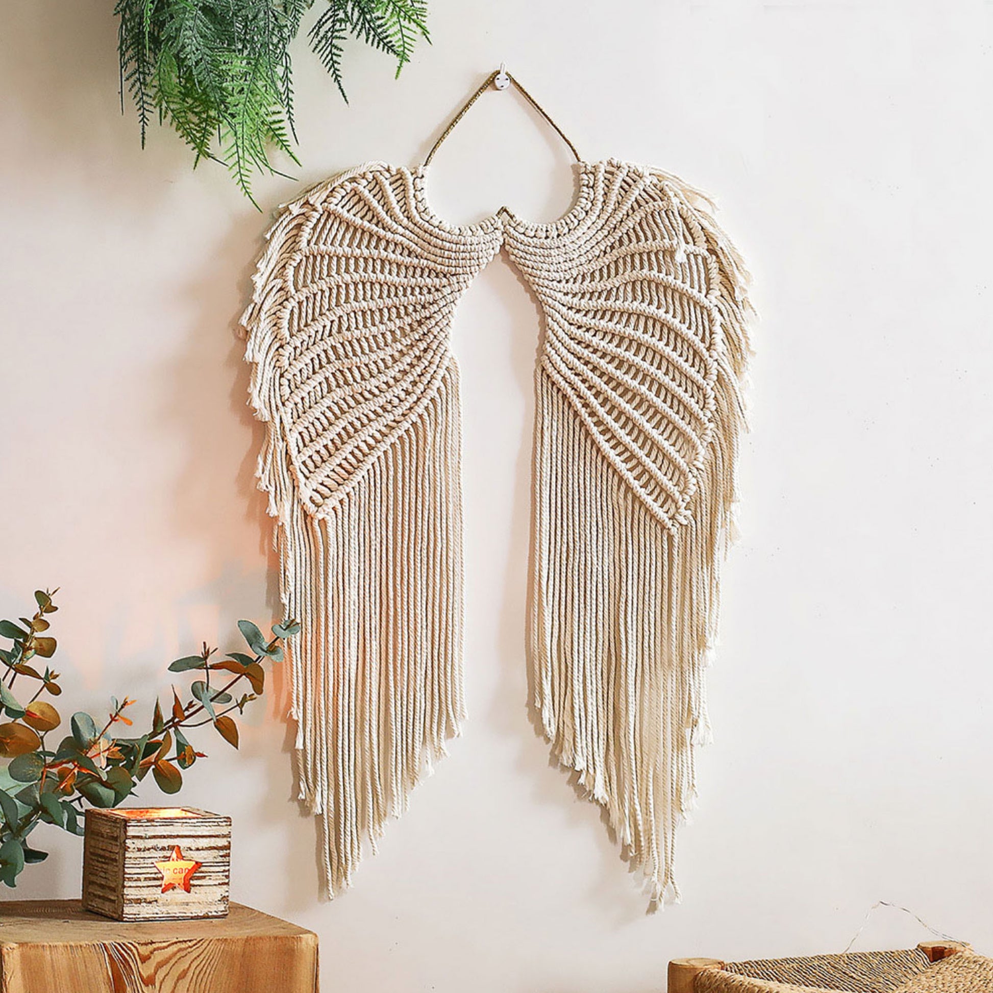 Decorazione da parete in macramè con ali d'angelo