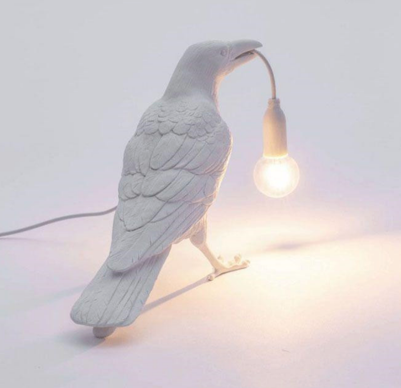 Nordic Raven Table Lamp – musta tai valkoinen