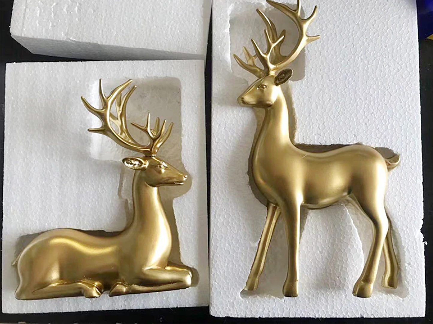 Sculptures de cerf et de cerf en or