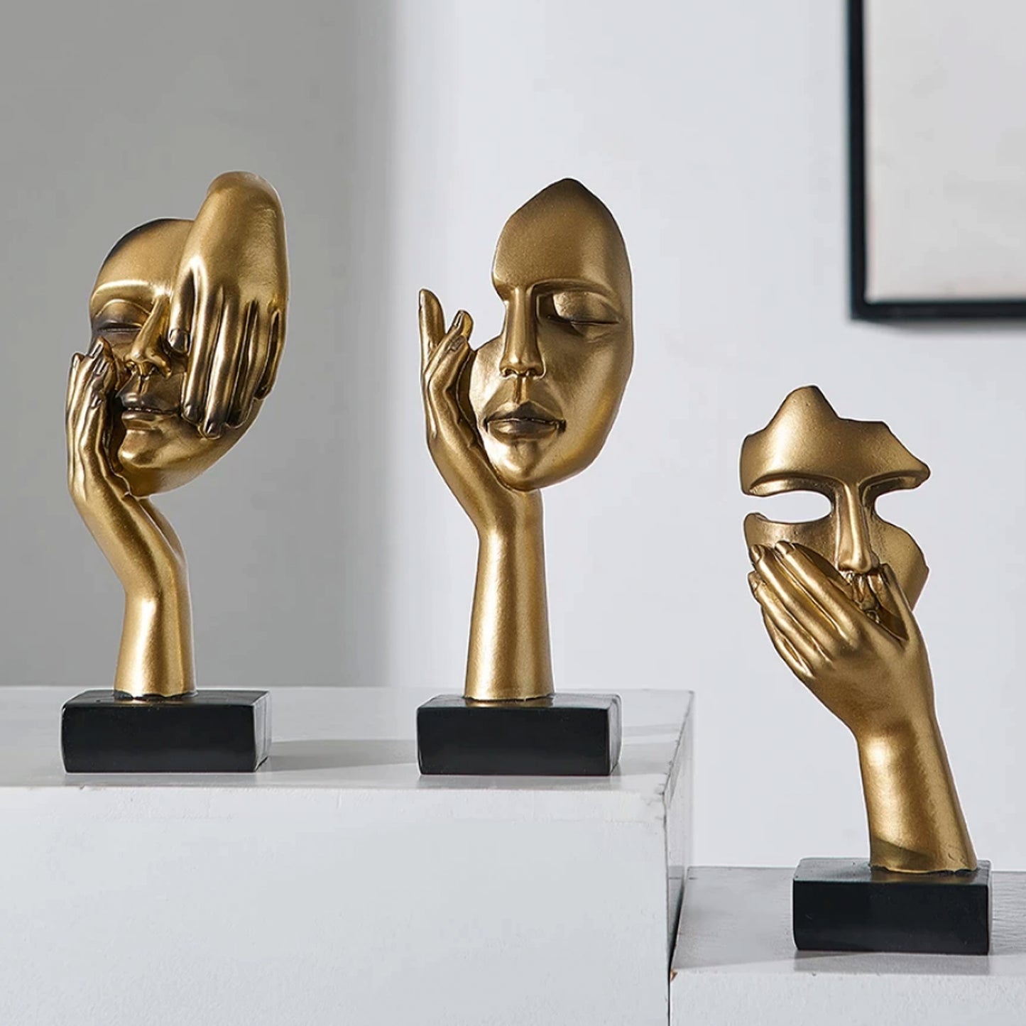 Esculturas de rostros dorados